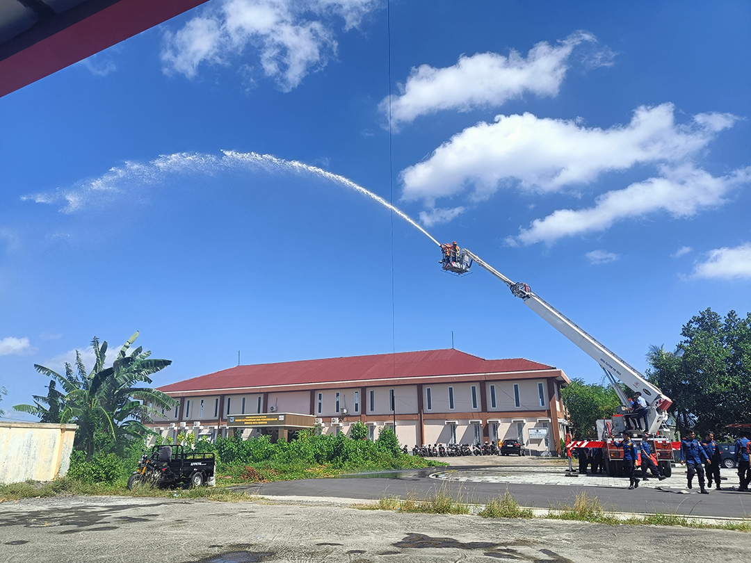 SIMULASI: Tim Damkarmat Kota Mataram menyemprotkan air menggunakan armada Sky Lift, kemarin (16/5).(zad/LP)
