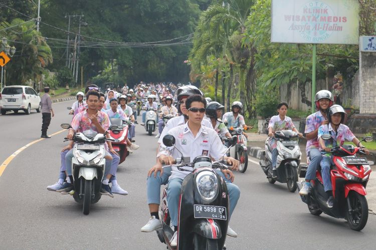 KONVOI: Siswa SMA saat konvoi di wilayah Lombok Barat, tahun lalu.