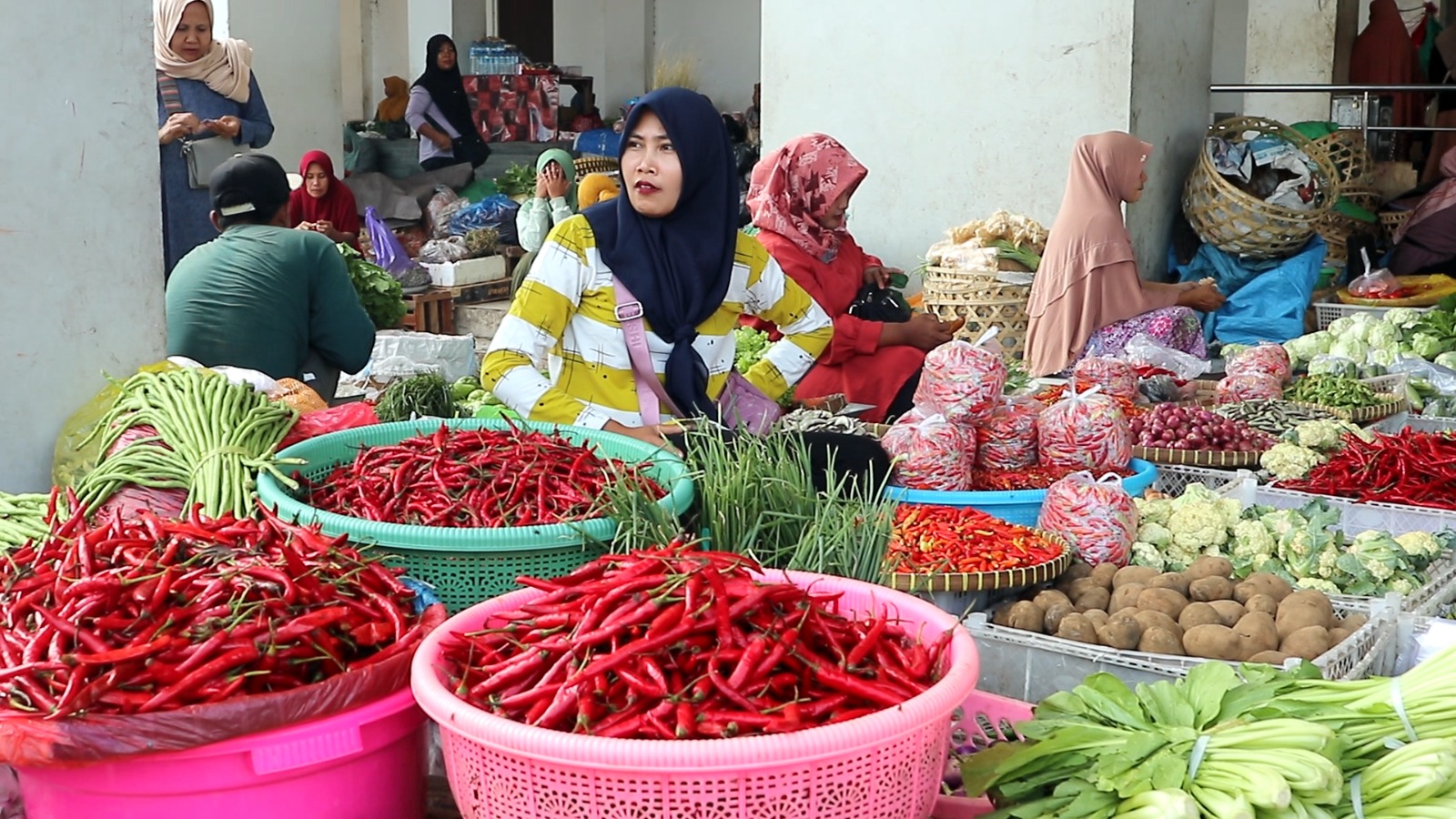 USUL REDESAIN: Aktivitas pedagang berjualan di area bawah gedung pasar Renteng, Kota Praya, kemarin (16/5). Sebagian besar pedagang menolak berdagang di lantai atas sehingga menumpuk di area bawah.