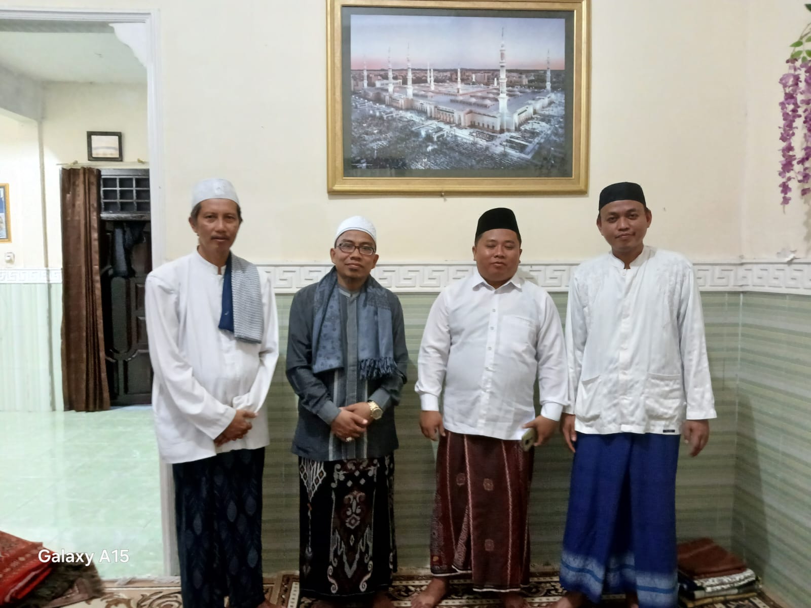 PROGRAM UNGGULAN: Kepala MAN Lobar H Abdul Azis Faradi (kanan) bersama Pembina Tahfiz TGH Taufiqurrahman dan Pengasuh Tahfiz Yusron Habibi dan Khair Habibullah.