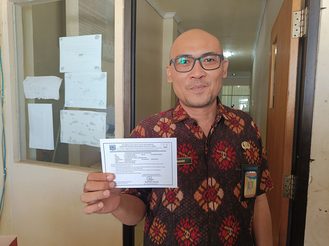 SUKSESKAN PILKADA: Wirahadi menunjukkan undangan perekaman untuk pemilih pemula potensial, kemarin (16/5). (zad/LP)