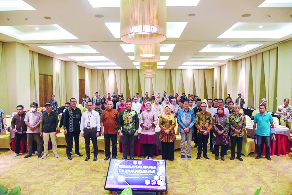 : Sekda Kaltim Sri Wahyuni (tujuh dari kanan), Pj Sekda NTB Ibnu Salim, bersama kepala OPD dan pelaku usaha saat kegiatan misi dagang yang digelar di Hotel Aston Inn Mataram, kemarin (17/5).