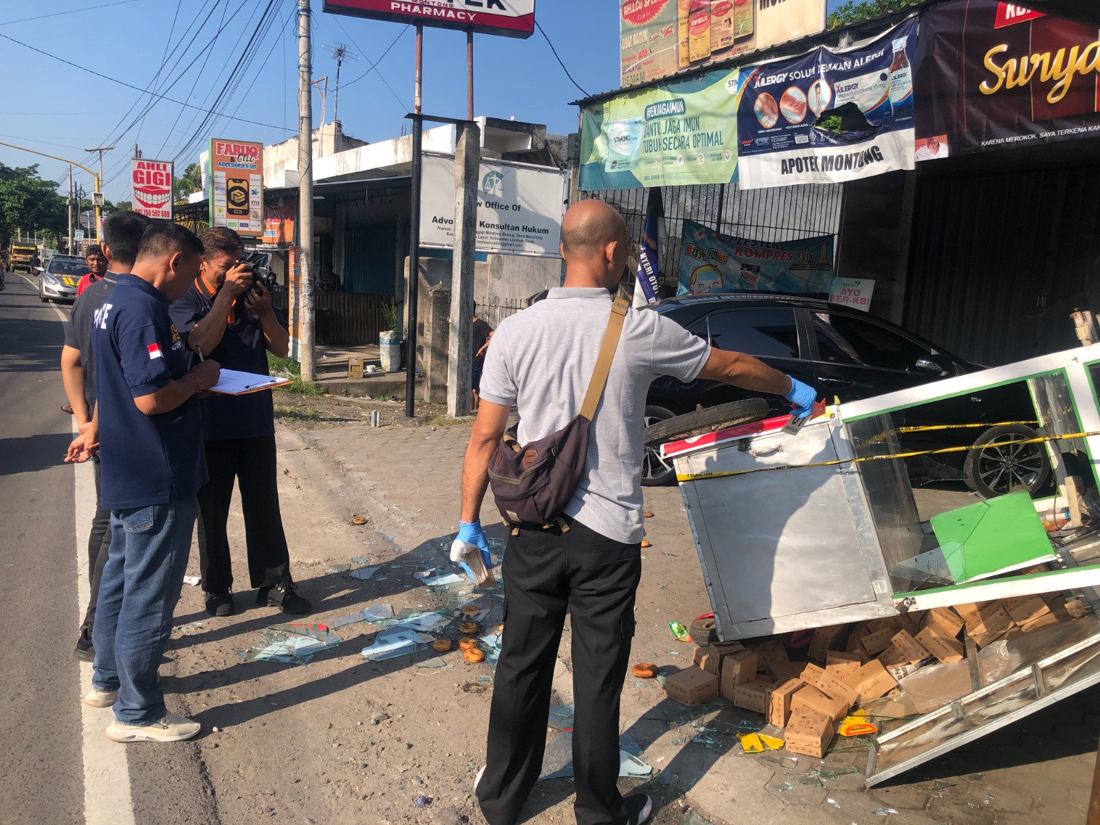 KERUSAKAN: Beberapa gerobak pedagang kaki lima di trotoar jalan Dusun Montong Buwuh, Meninting yang rusak akibat kerusuhan beberapa waktu lalu.