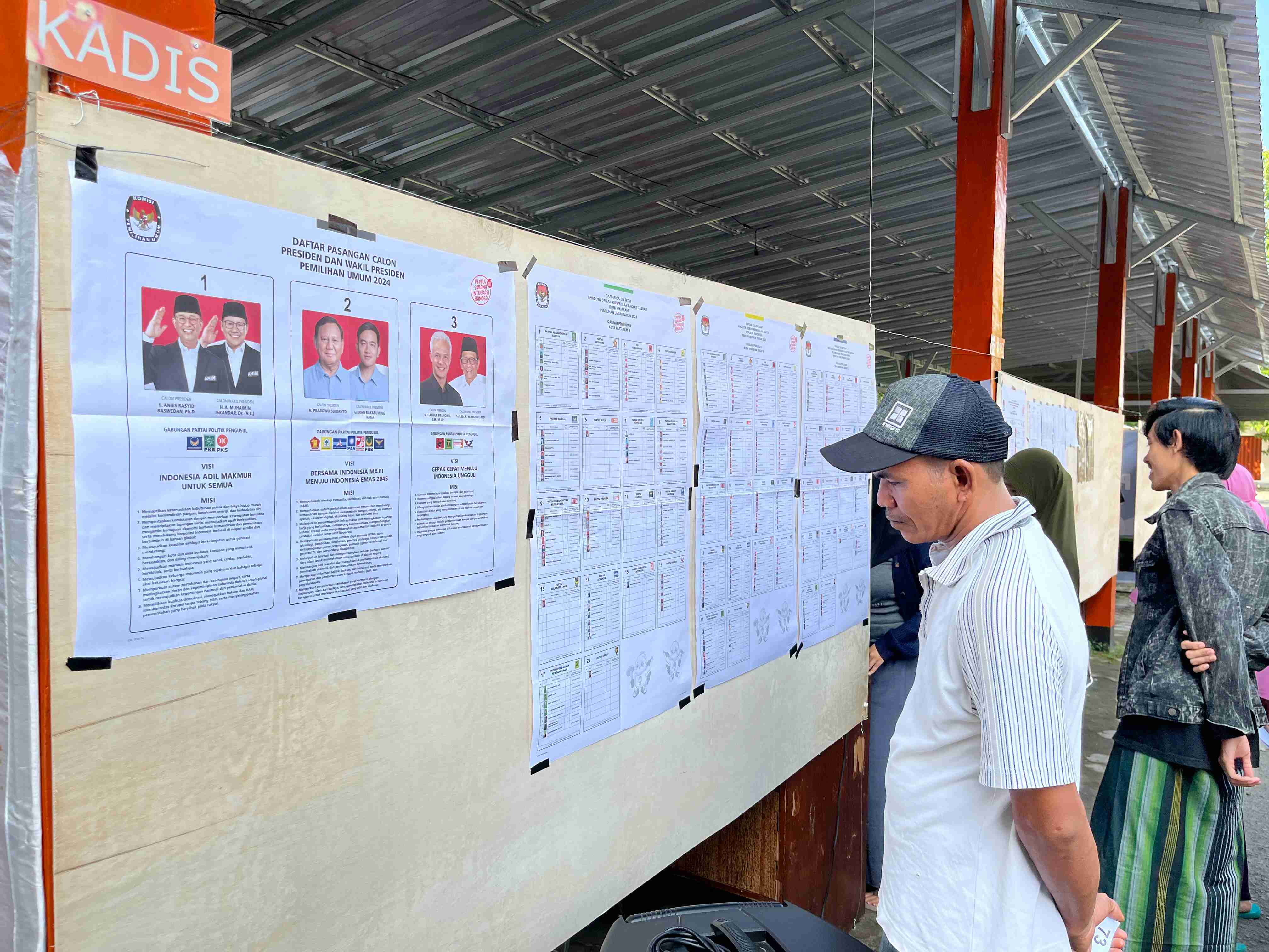 Seorang warga sedang memperhatikan daftar nama caleg, dalam Pemilu serentak Februari lalu, di salah satu TPS di Mataram. Selanjutnya, masyarakat NTB akan memilih kepala daerah pada November akan me