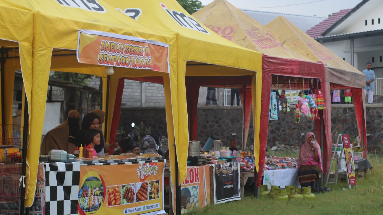 STAND: Sejumlah UMKM yang bergerak di bidang makanan saat menjajakan dagangannya pada acara bazar UMKM.(supardi/LombokPost)