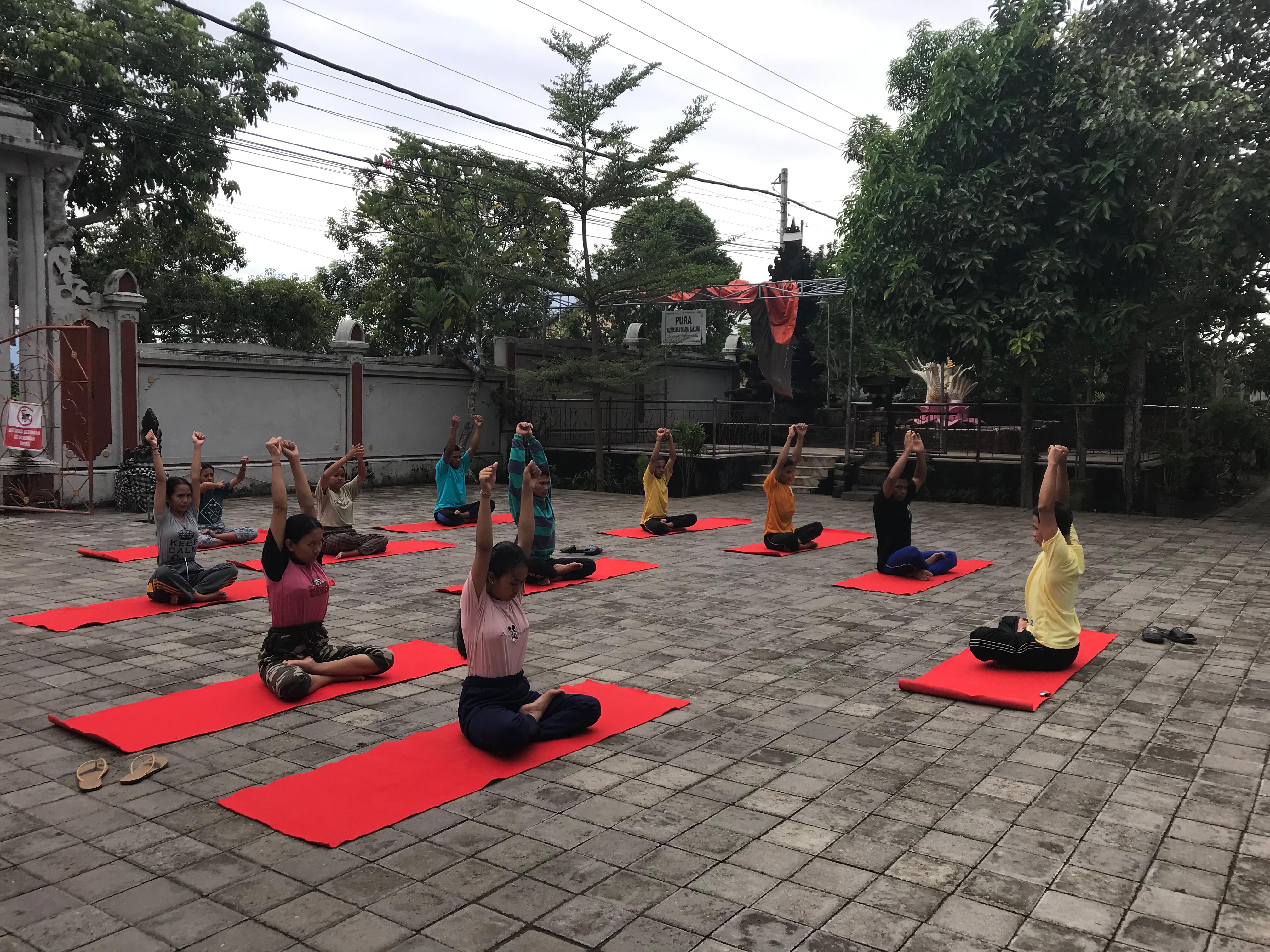 HIDUP SEHAT: Sejumlah peserta yoga sedang melakukan gerakan saat sedang berlatih di halaman base camp LYC Mataram, beberapa waktu lalu.(harli/LombokPost)