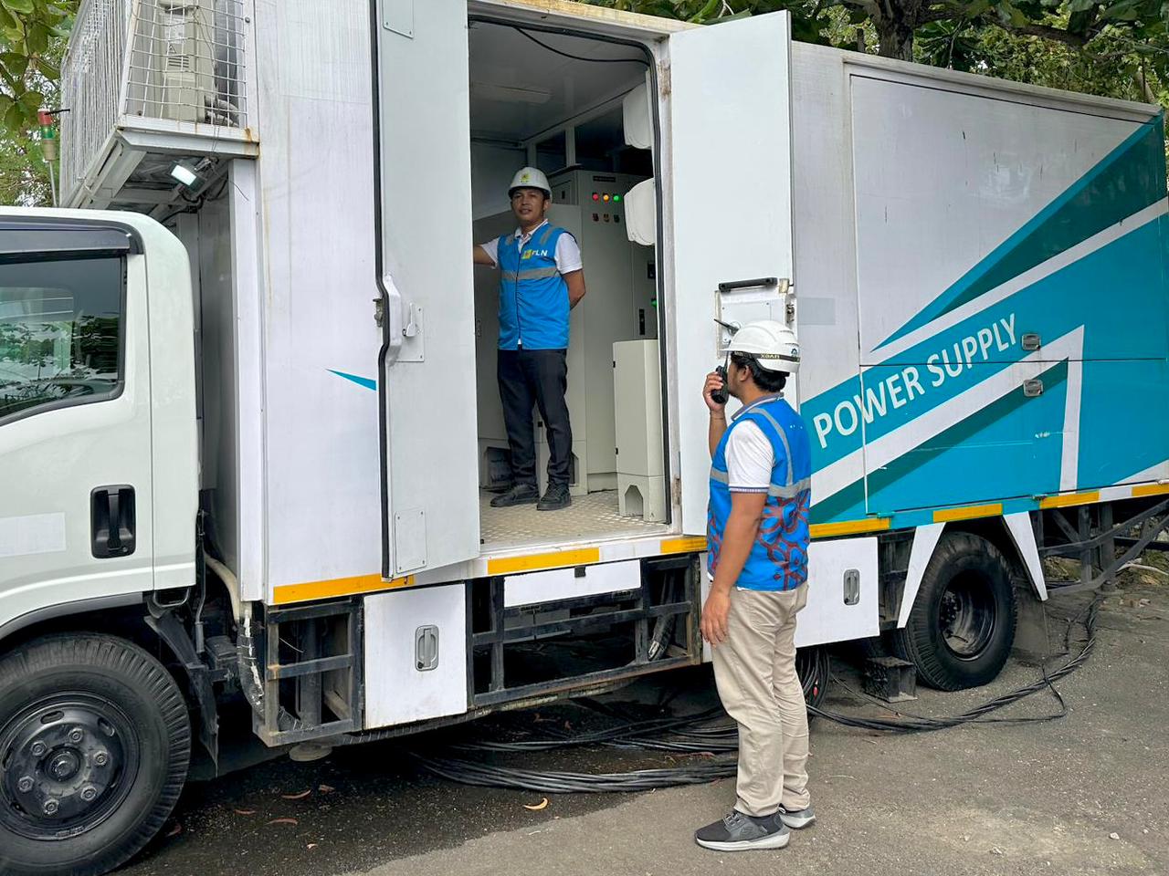Petugas memasang Uninterruptible Power Supply sebagai pasokan cadangan untuk memastikan listrik hadir tanpa kedip selama pelaksanaan WWF ke-10 di Bali.
