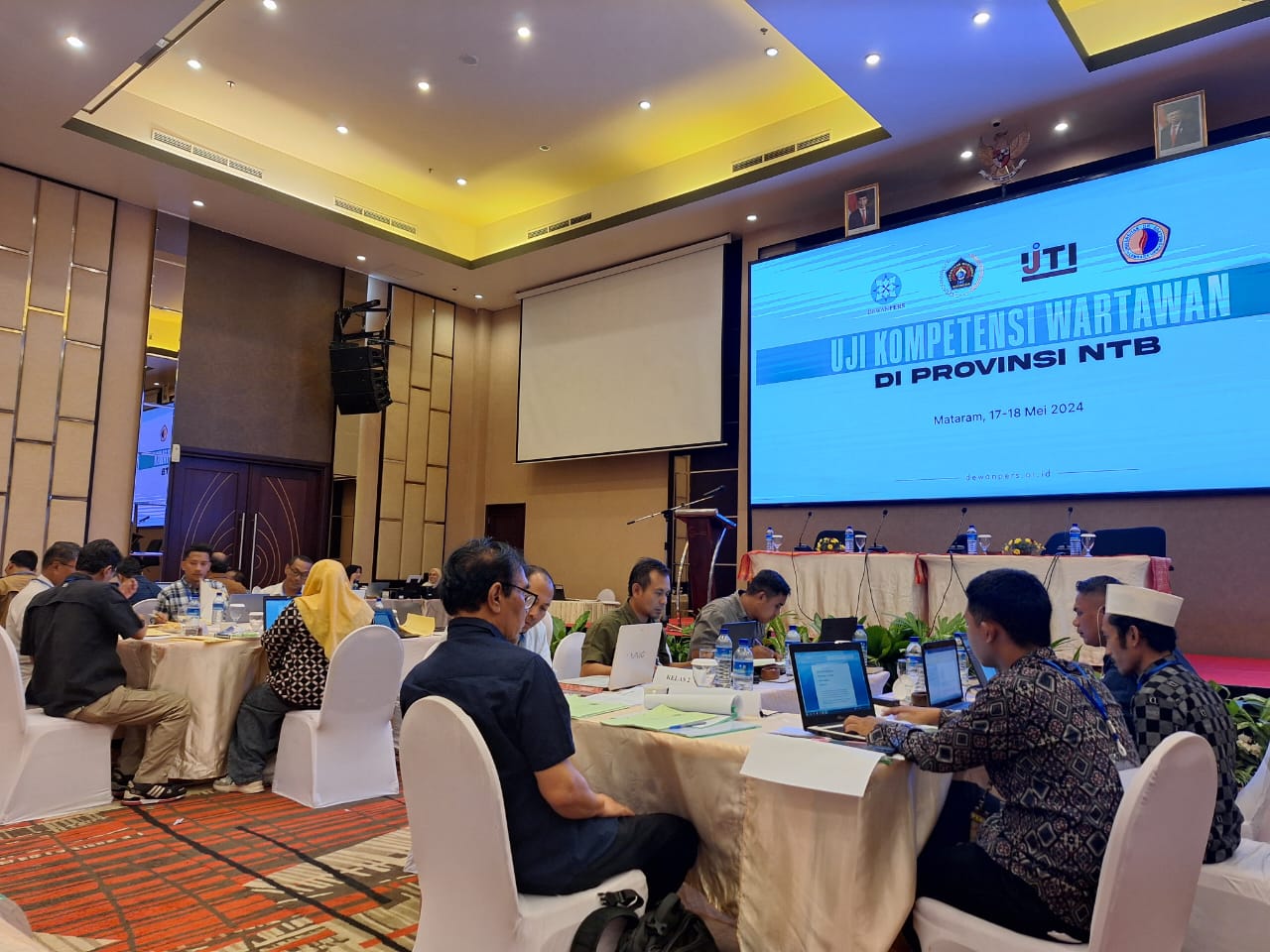 TES : Puluhan wartawan di NTB sedang mengikuti Uji Kompetensi Wartawan di Mataram, (17/5).