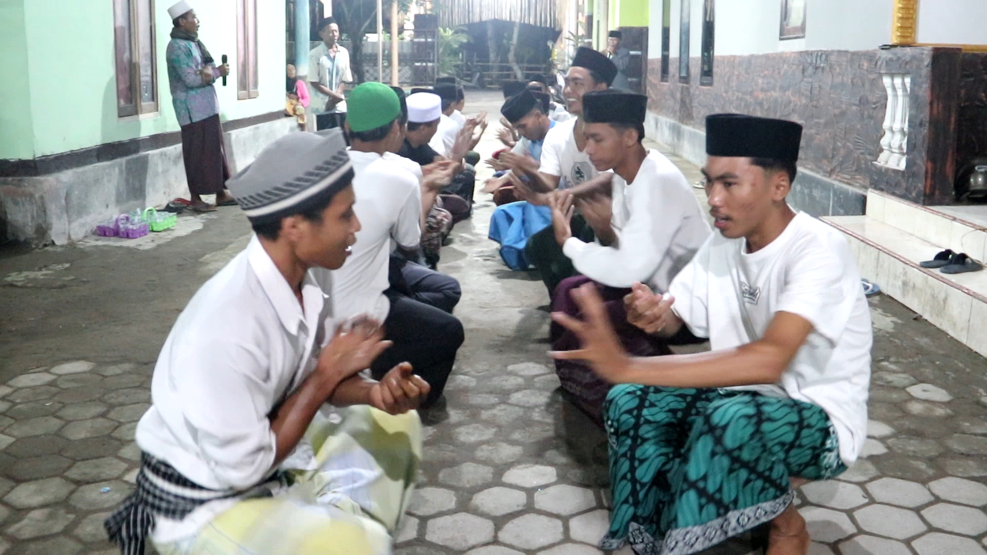 TRADISI UNIK: Zikir saman dilakukan puluhan pemuda dari Dusun Embung Duduk, Desa Labulia, Kecamatan Jonggat. Tradisi unik mendoakan calon jamaah haji yang berangkat ke Tanah Suci.(dewi/LombokPost)