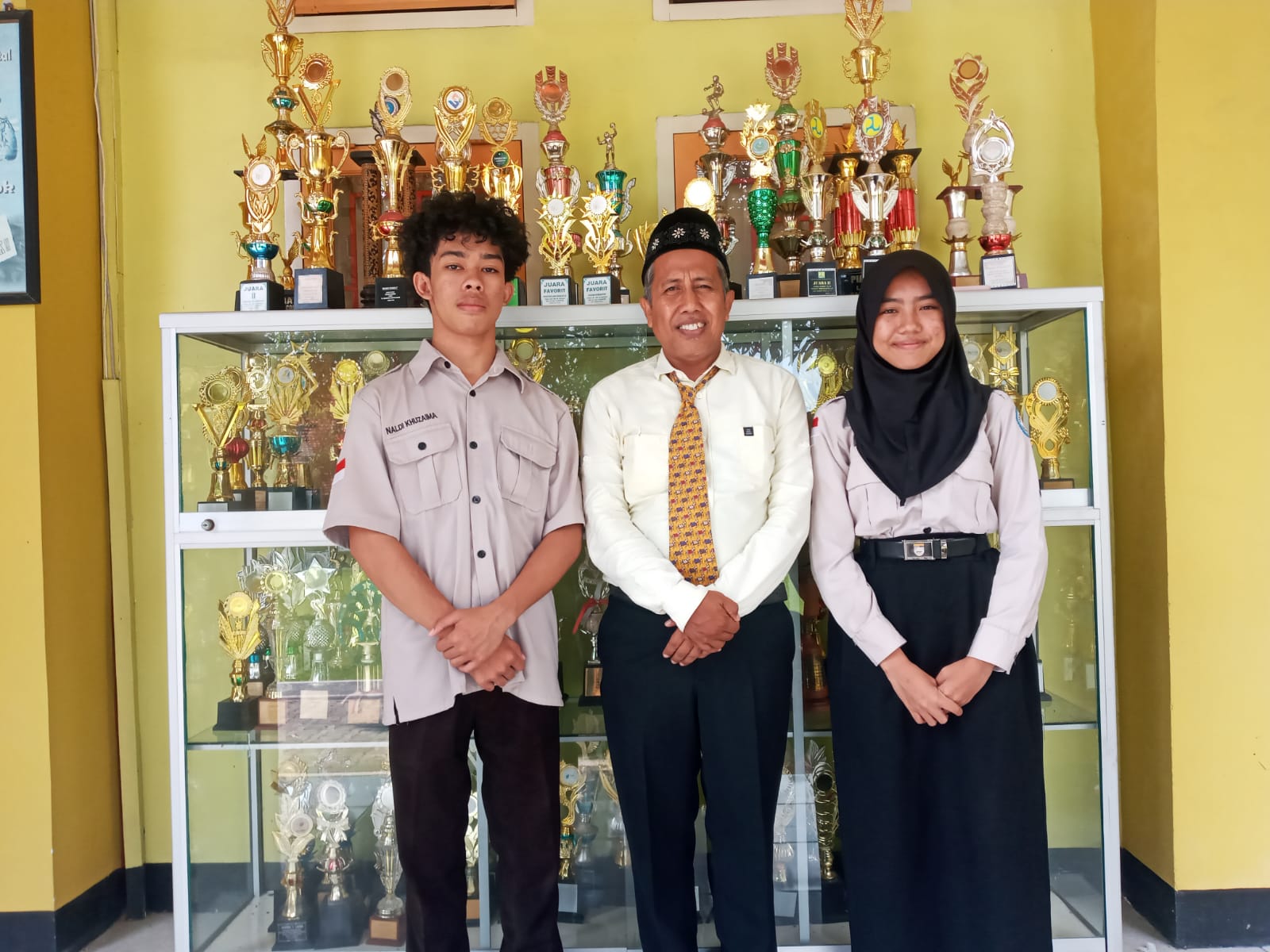 BERPRESTASI: Siswa SMAN 1 Gerung M Caesar Rifqi dan Baiq Asa Mayla yang meraih medali perunggu ajang ISTEC, saat bersama kepala sekolah, belum lama ini.