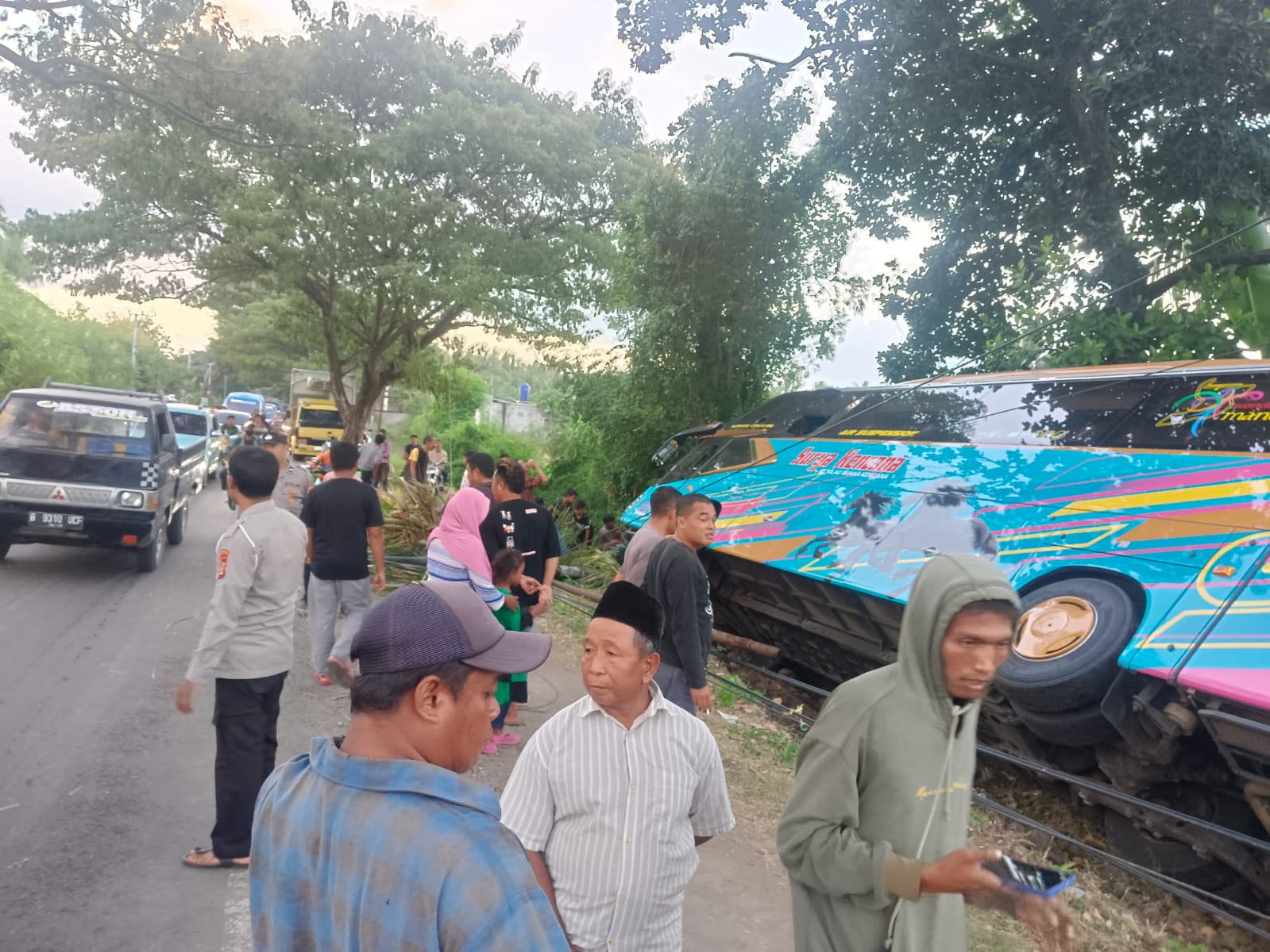 TERGULING: Kondisi Bus Surya Kencana jurusan Mataram-Bima yang terguling di Jalan Raya Pringgabaya, Lotim, Minggu (19/5) sore. (Supardi/Lombok Post)
