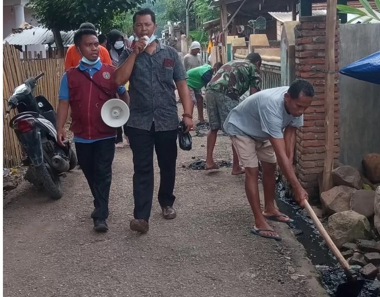 IMBAU: Petugas Puskesmas Soromandi, Bima mengimbau warga untuk menjaga kebersihan agar terhindar dari DBD, 2023 lalu.(DOK/LOMBOK POST)