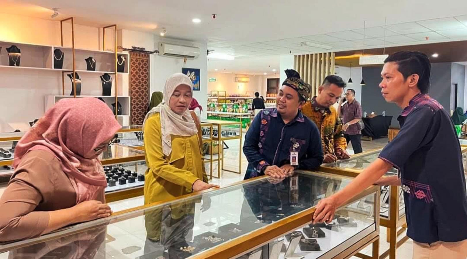 KUNJUNGAN: Sekda Kaltim Sri Wahyuni (dua kiri) didampingi Kepala UPTD BP3UD Disdag NTB Lalu Afghan Muharor (dua kanan) melihat produk UMKM di etalase NTB Mall.  (IST/LOMBOK POST)