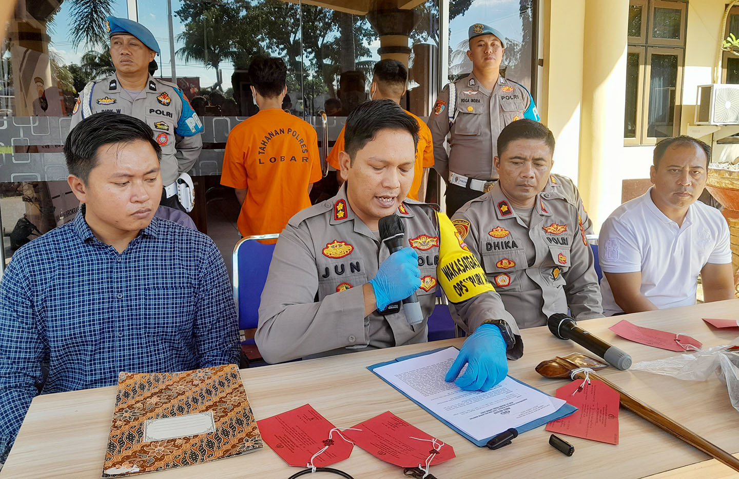 Kapolres Lobar AKBP Bagus Nyoman Gede Junaedi (dua dari kiri) bersama jajarannya memberikan keterangan terkait penahahan dua tersangka kasus penyerangan di Dusun Montong Buwuh, Desa Meninting, Kecamat