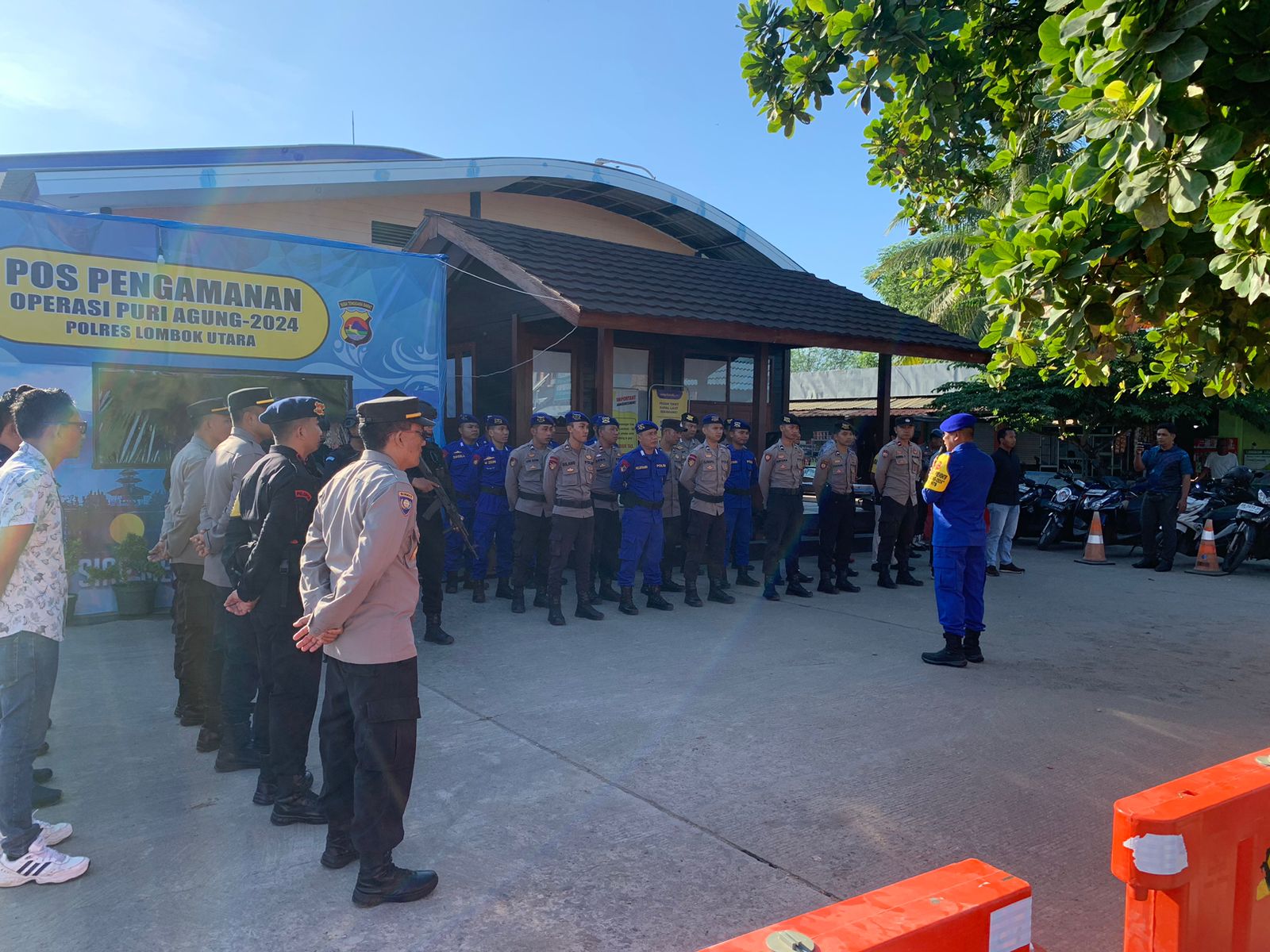 PENGECEKAN ANGGOTA: Pamatwil Wilayah KLU melakukan pengecekan anggota sebagai keamanan imbangan di Pelabuhan Bangsal, Pemenang, kemarin (19/5).(polres KLU for LombokPost)