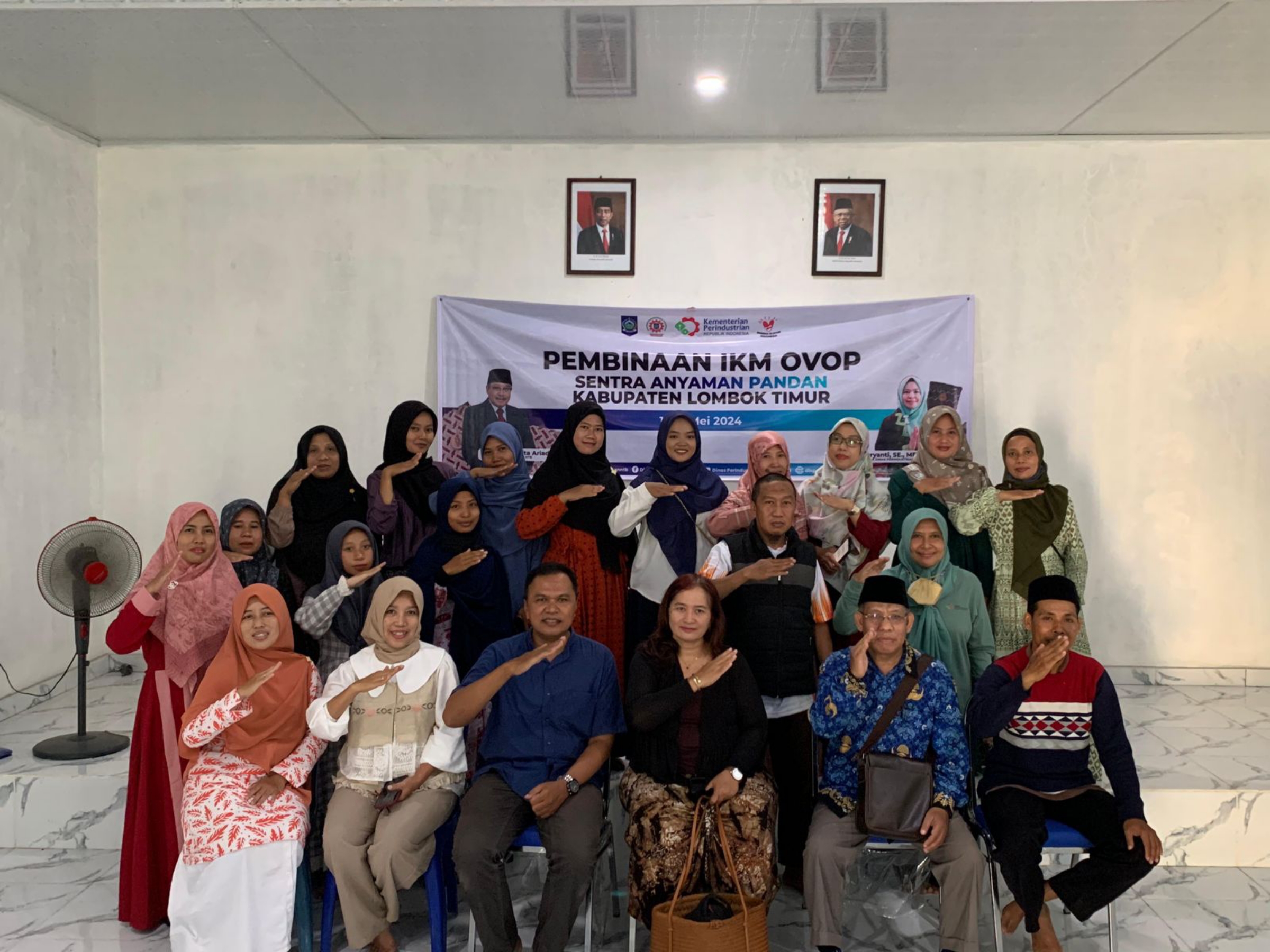 PEMBINAAN: Para perajin anyaman pandan yang mengikuti kegiatan pembinaan untuk meningkatkan keterampilan. (IST/LOMBOK POST)