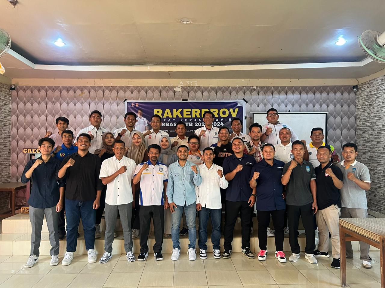 RAKER: Pengurus Perbasi NTB usai menggelar rapat kerja tahunan, Sabtu (18/5).(PERBASI NTB FOR LOMBOK POST)