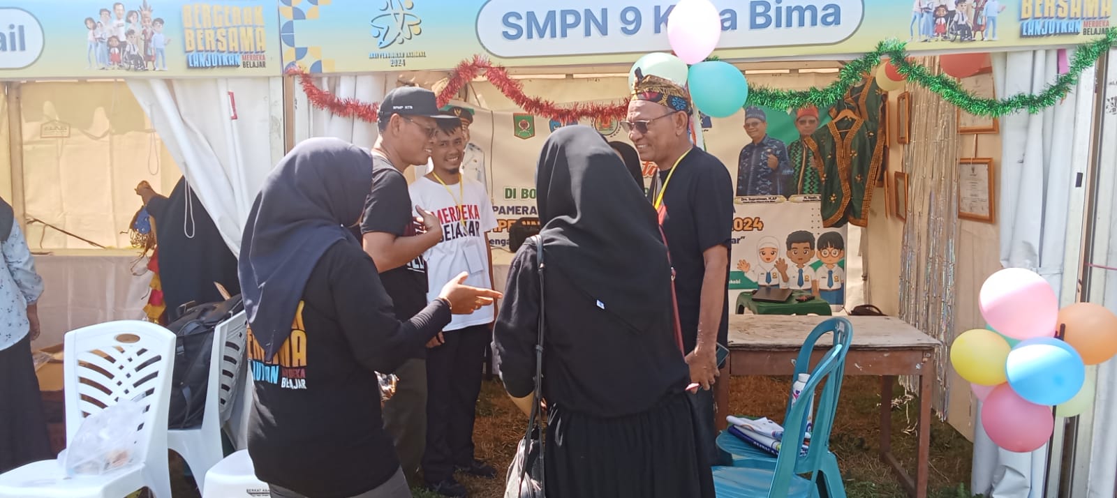 Kepala BPMP Provinsi NTB Katman (dua dari kiri) saat mengunjungi pameran pendidikan SMPN 9 Kota Bima, di puncak peringatan Hardiknas 2024 di Taman Budaya NTB, Minggu (19/5)