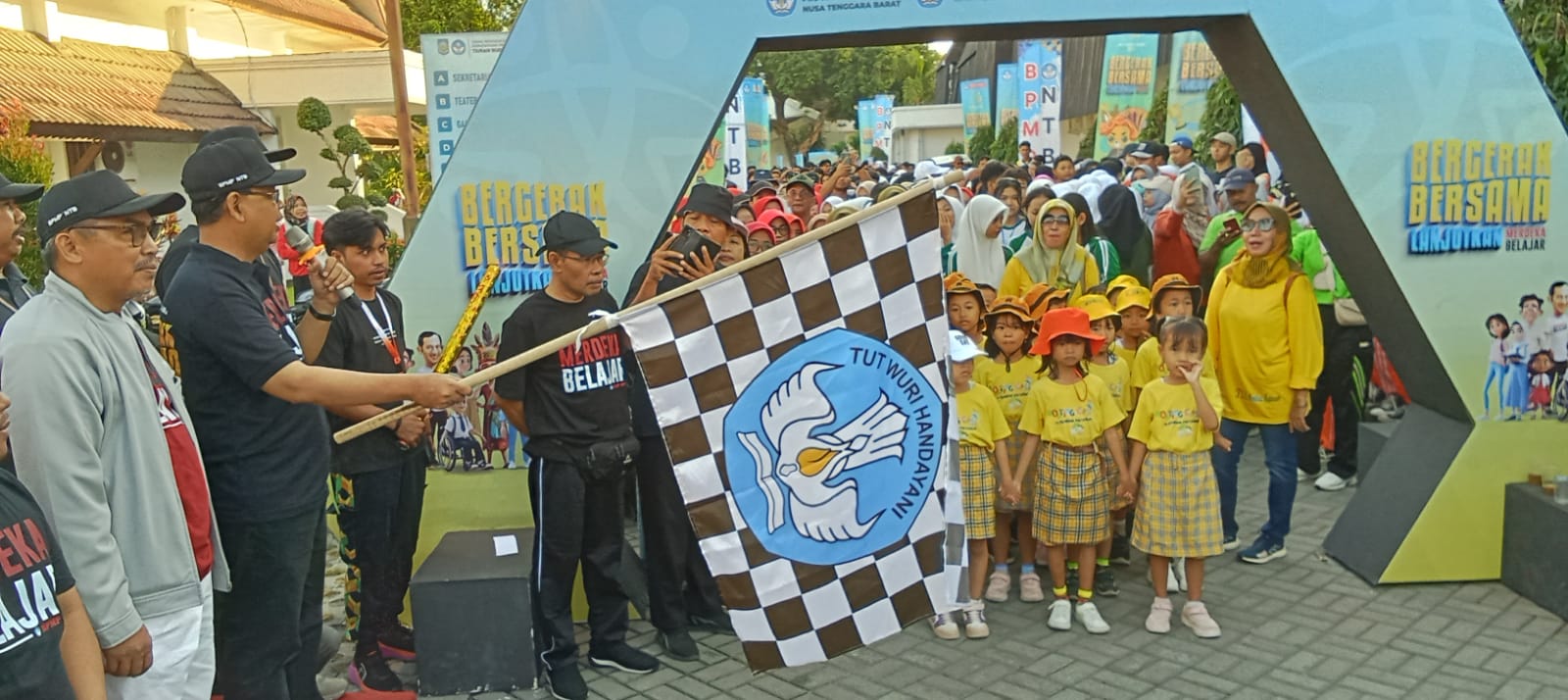 Gerak jalan sehat yang menjadi bagian dari peringatan Hardiknas 2024, yang diikuti ribuan peserta di Taman Budaya NTB, Minggu (19/5).