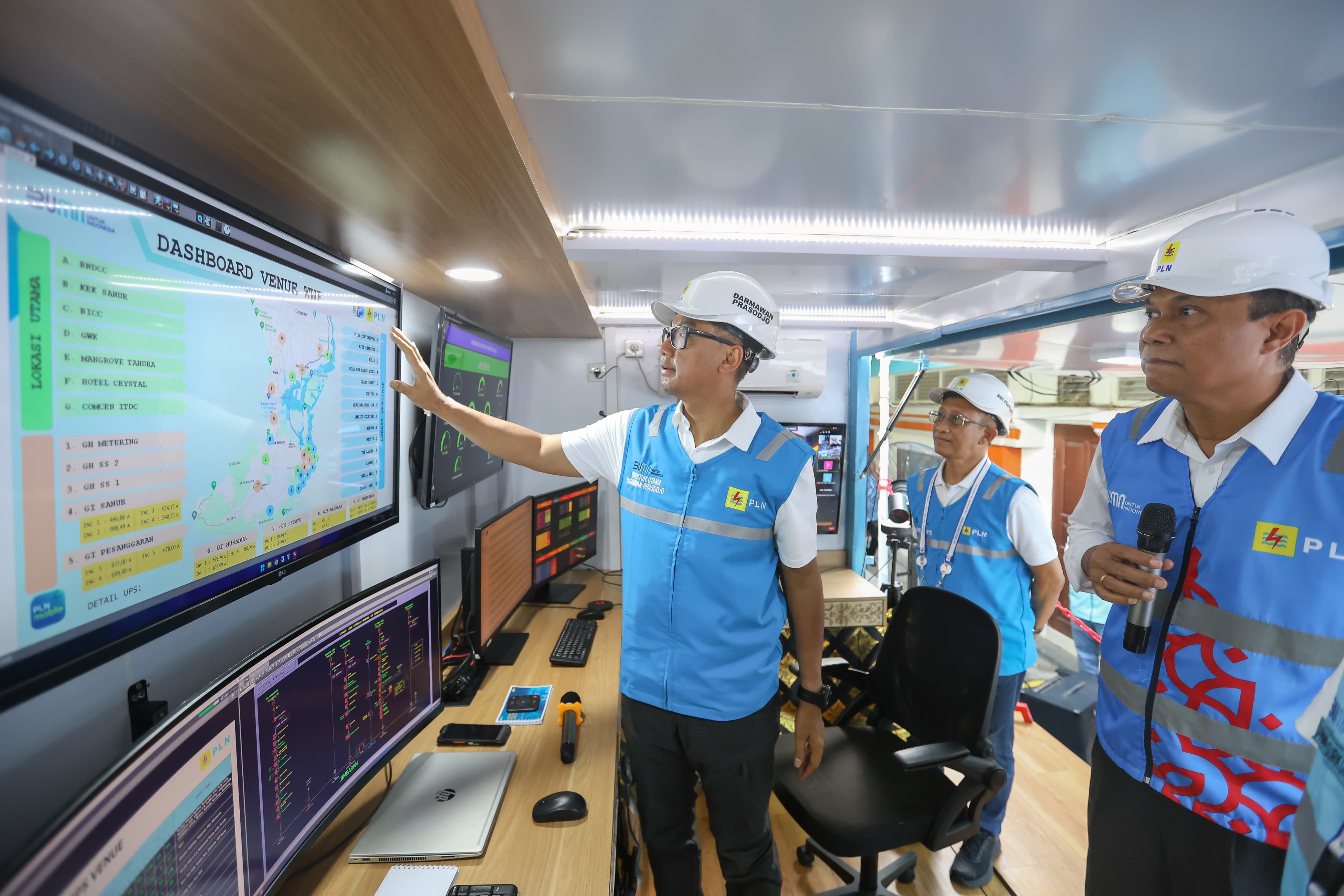Dirut PLN Darmawan Prasodjo saat meninjau posko utama kelistrikan KTT WWF ke-10 di kawasan Nusa Dua, Bali, Minggu (19/5).