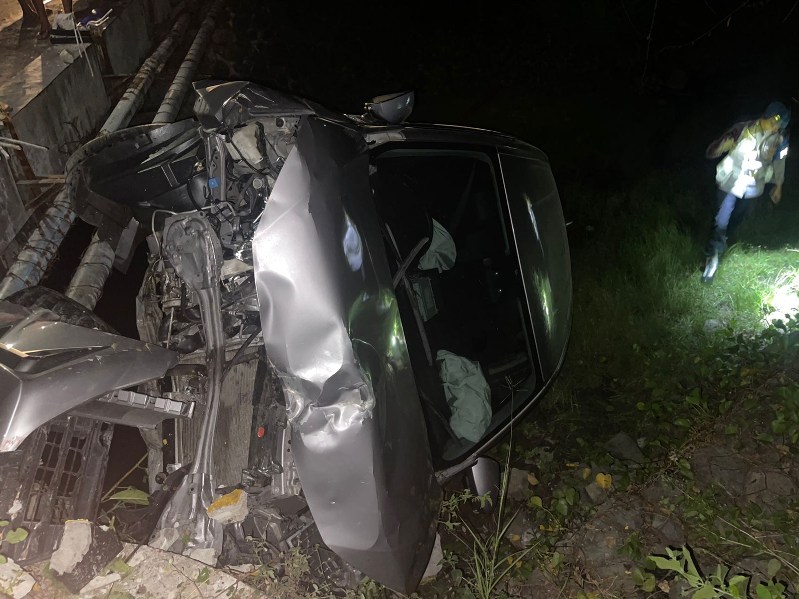 Tim Polsek Pemenang saat turun ke kali lokasi jatuhnya mobil karena kecelakaan out of control di Pemenang, KLU.