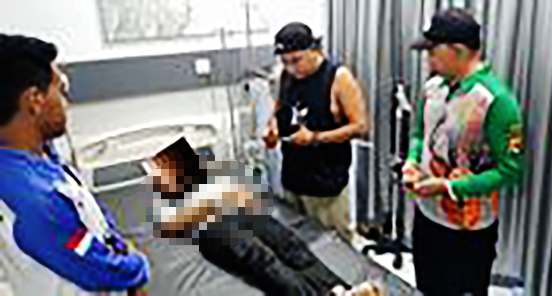 Jenazah pekerja setelah dibawa ke RS Bhayangkara Mataram.