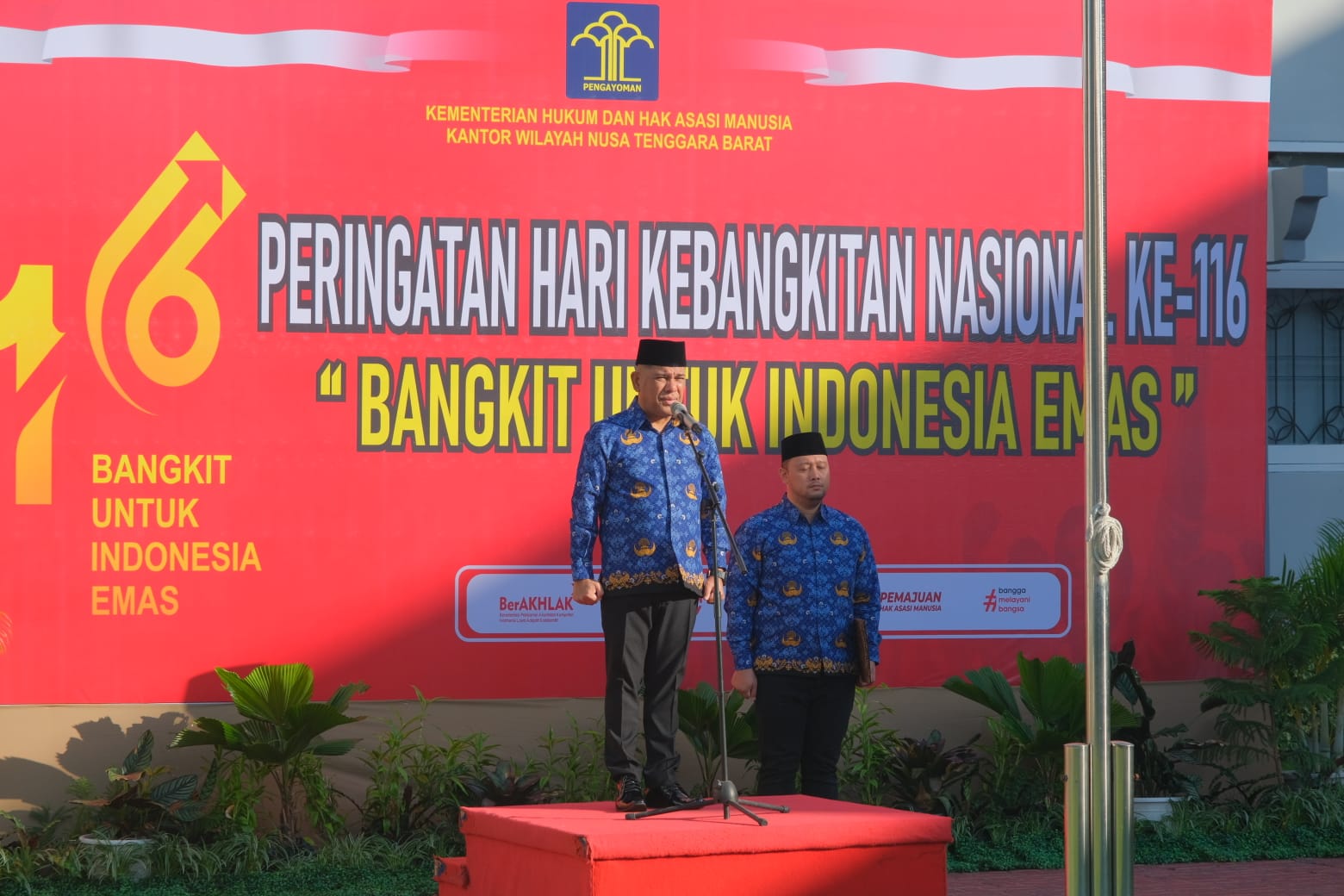 PIMPIN UPACARA: Kakanwil Kemenkumham NTB Parlindungan saat memimpin apel Hari Kebangkitan Nasional ke 116, Senin (20/5).