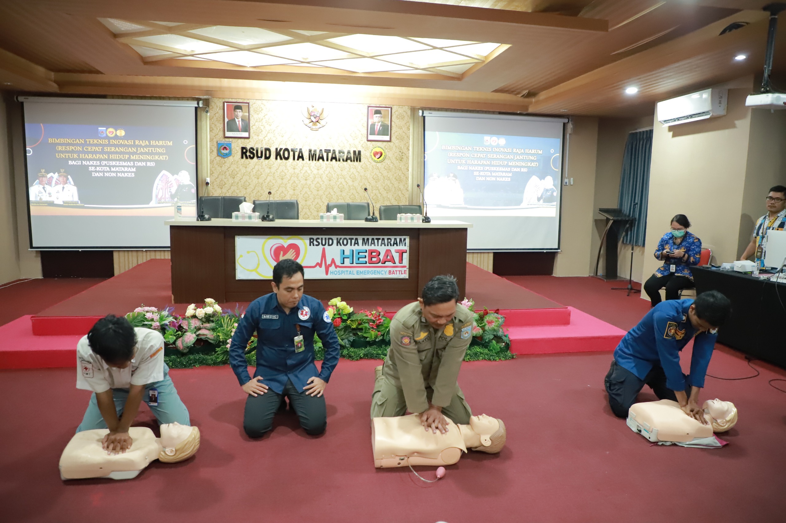 PRAKTEK: Sejumlah peserta secara bergiliran mendapatkan pelatihan penanganan pertama pada pasien serangan jantung.