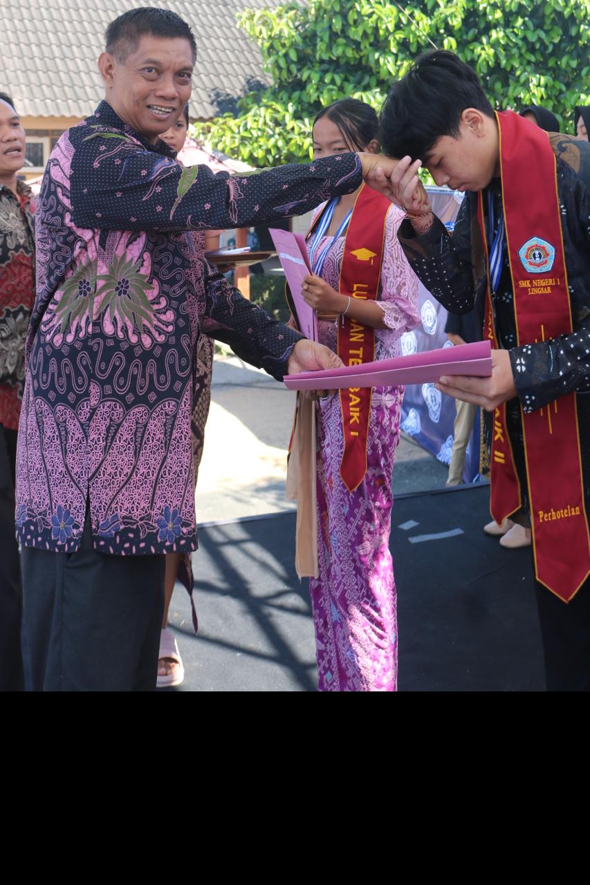 PELEPASAN: Plt Kepala SMKN 1 Lingsar H Ahmad Taufiq Gupran melepas siswa kelas XII di sekolah setempat, Sabtu (18/5) lalu.(SMKN 1 LINGSAR FOR LOMBOK POST)