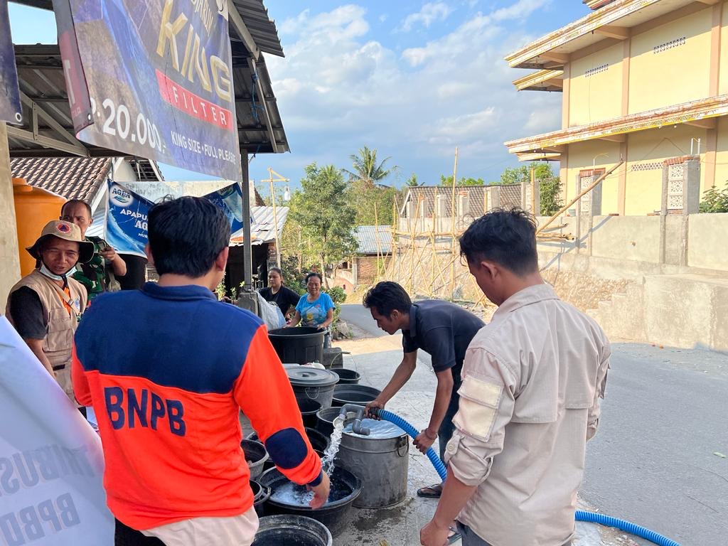 KEBUTUHAN POKOK: Petugas BPBD NTB melakukan pendistribusian air bersih, di wilayah terdampak kekeringan.  (DOK/LOMBOK POST)