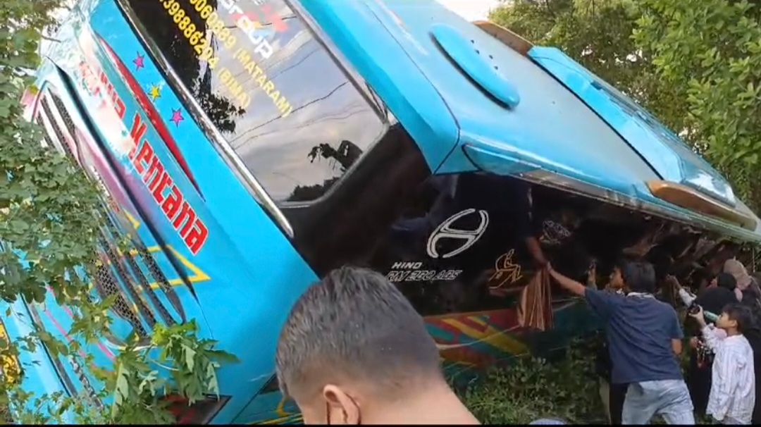 Bus Surya Kencana yang mengalami kecelakaan di Pringgabaya, Lotim, Minggu (19/5).