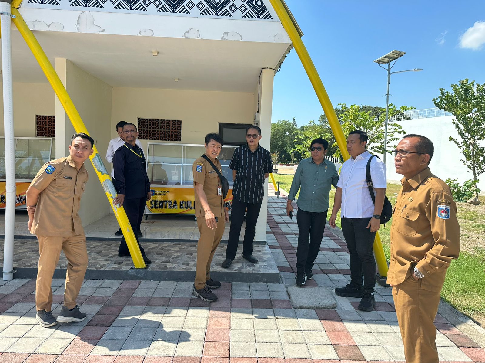 BELUM BEROPERASI: Tim dari Komisi III DPRD NTB bersama tim dari Dinas Perdagangan Kota Mataram melihat kondisi Lapak Kuliner Udayana, kemarin (20/5). (HARLI/LOMBOK POST)