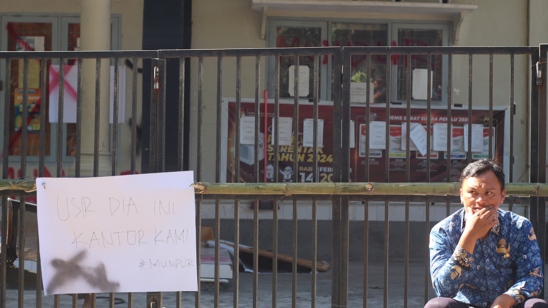 SEGEL: Kondisi kantor Desa Nyiur Tebel, Kecamatan Sukamulia setelah disegel warga sebagai protes untuk menolak kepala desa kembali menjabat setelah menjalani hukuman. (SUPARDI/LOMBOK POST)
