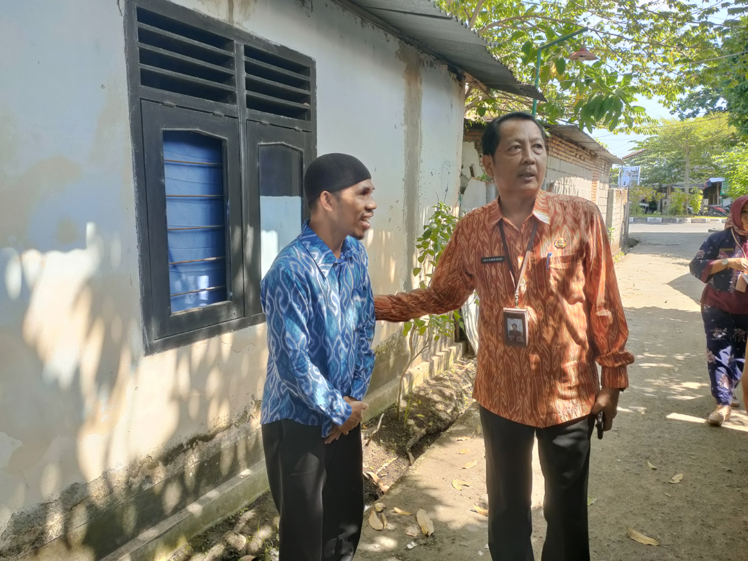 KERJA KERAS: Sekda Kota Mataram Lalu Alwan Basri mengunjungi rumah dinas guru yang berada di SDN 34 Mataram, beberapa waktu lalu. Dia turun melihat kondisi aset Pemkot Mataram. (HARLI/LOMBOK POST))