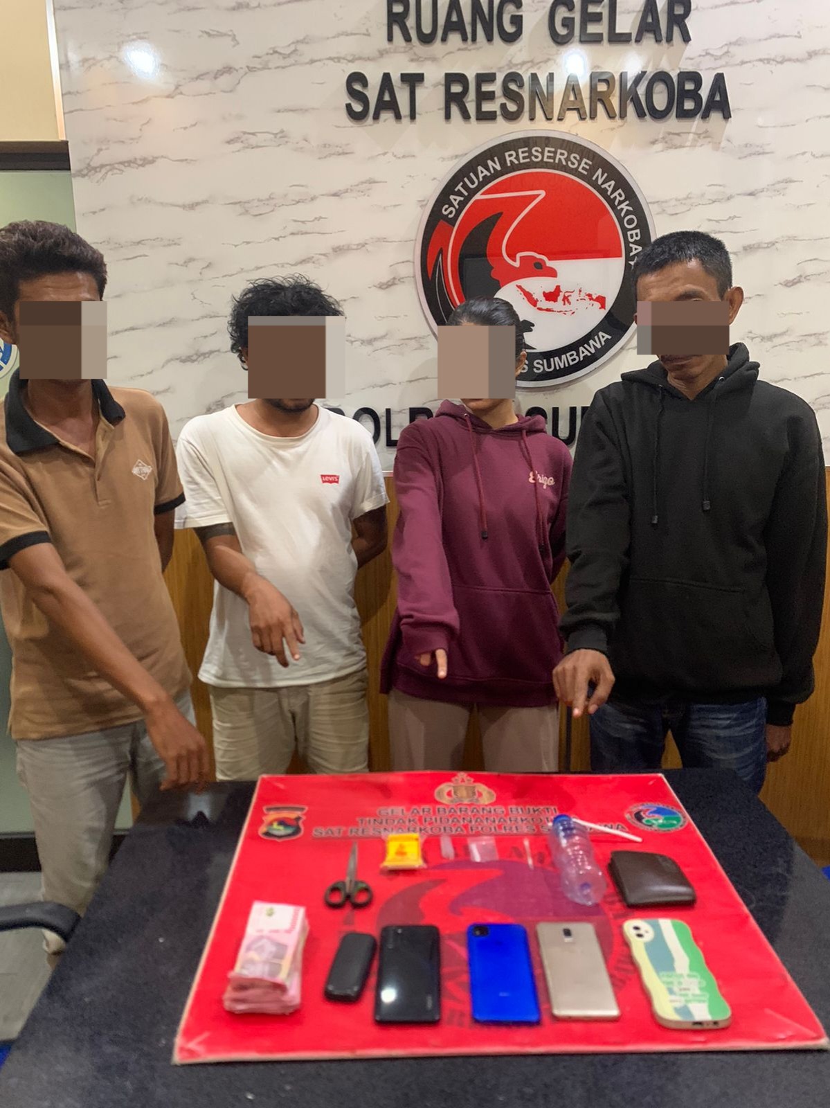 DIAMANKAN: Empat pemakai sabu diamankan bersama barang bukti di Polres Sumbawa, kemarin.(POLRES SUMBAWA FOR LOMBOK POST)