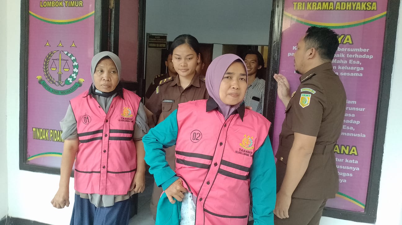 TETAPKAN: Kedua Tersangka saat dibawa ke mobil tahanan untuk dititipkan ke Lapas Perempuan Mataram. (SUPARDI/LOMBOK POST)