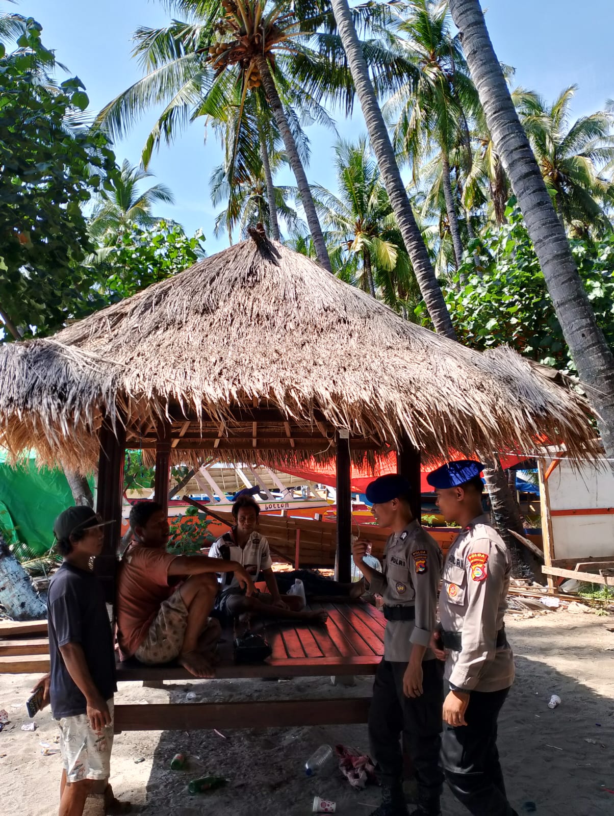 Tim Polres Lombok Utara saat jumpa dan berikan imbauan ke warga sekitar Pelabuhan Bangsal, Pemenang, KLU.