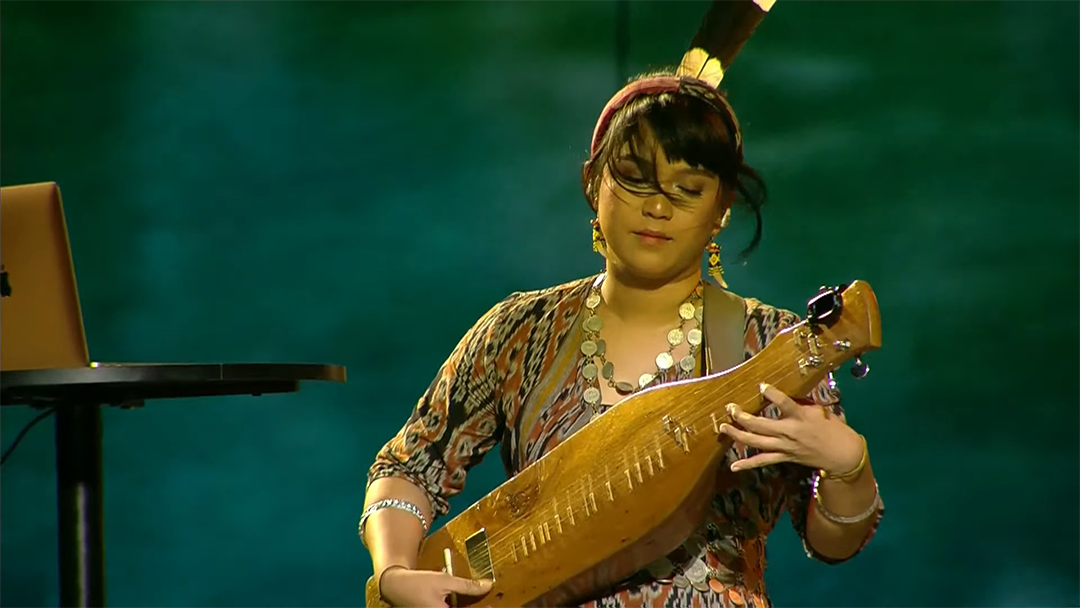 MEMUKAU: Suara teduh gitar Sape khas Dayak, Kalimantan Timur mengawali dimulainya welcoming dinner World Water Forum ke-10, di Bali, Minggu (19/5).(ist)