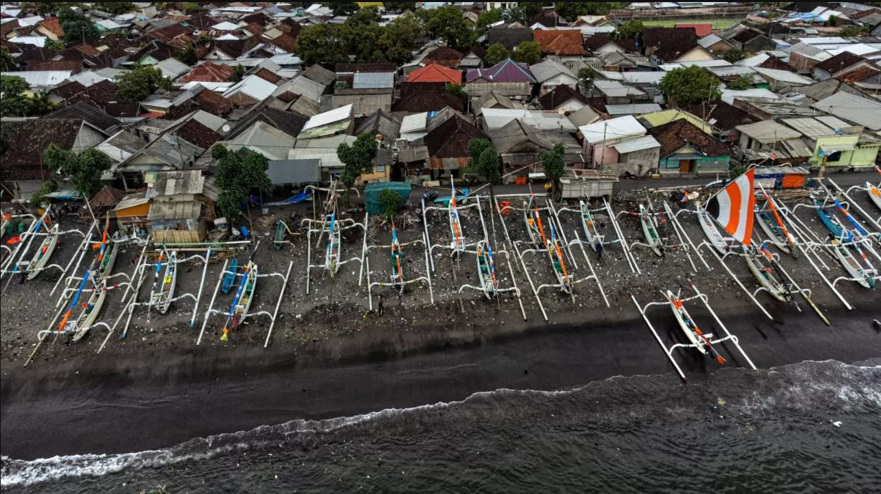 ABRASI CUKUP PARAH: Sejumlah perahu berjejer di garis pantai Ampenan, beberapa waktu lalu. Kawasan itu termasuk dalam abrasi yang cukup parah dan mengancam pemukiman warga. (DOK LOMBOK POST)