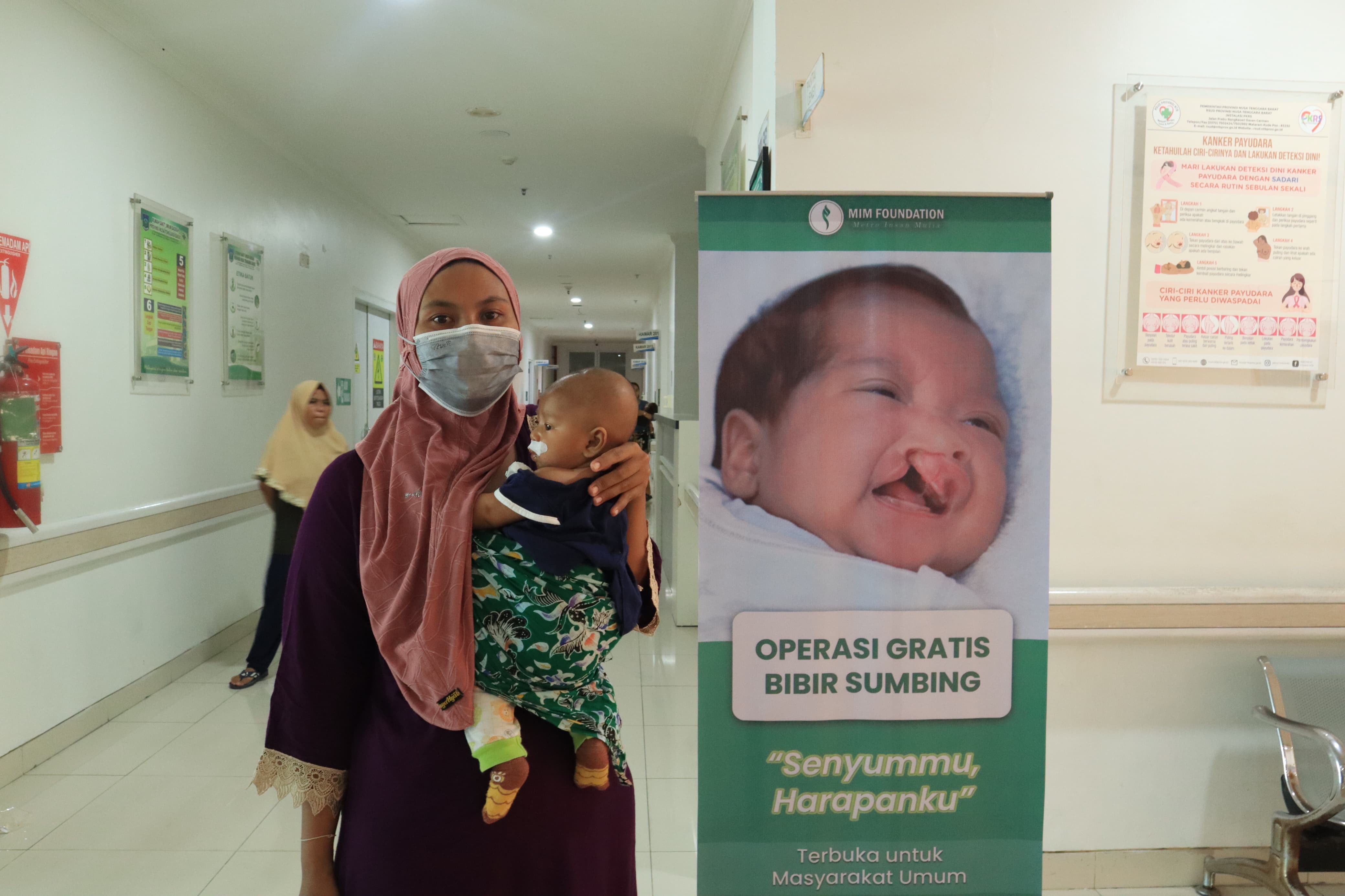 GEMBIRA: Salah seorang ibu bersama anaknya yang baru saja menjalani operasi gratis bibir sumbing digelar MIM Foundation, Jumat-Minggu (17-19/5).  (Istimewa)