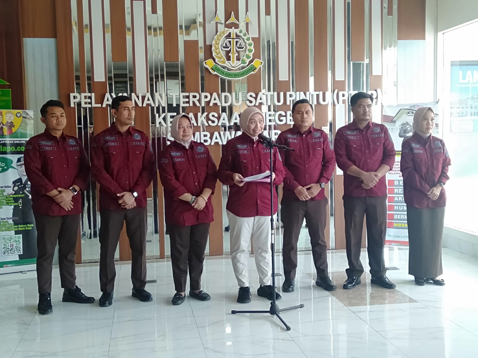 JUMPA PERS: Kajari KSB Titin Herawati Utara saat menggelar konferensi pers dengan wartawan di kantornya, kemarin.  (FARUK/LOMBOK POST)