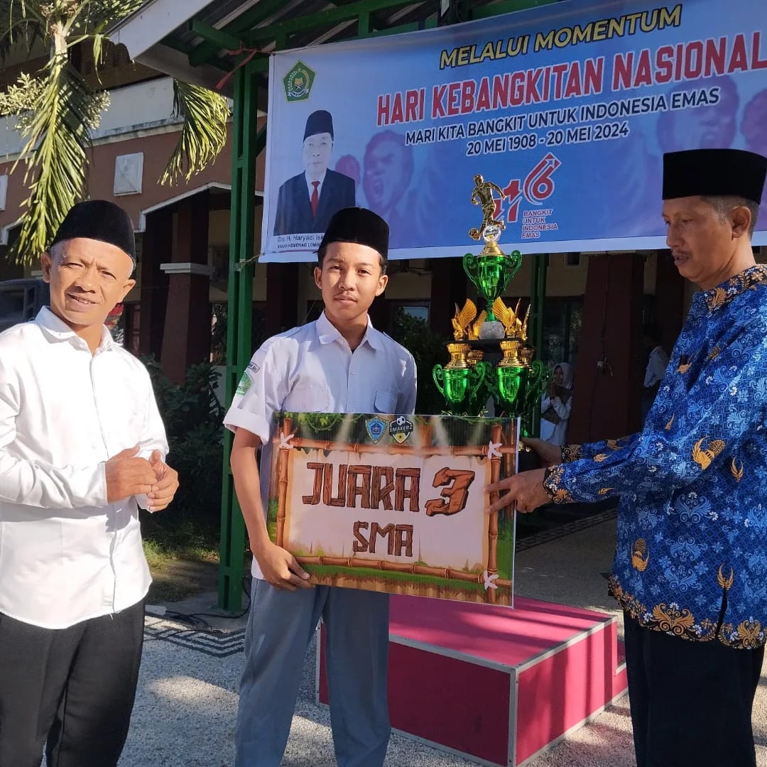 BERPRESTASI: Kepala MAN Lobar H Abdul Azis Faradi menyerahkan tropi juara futsal kepada perwakilan Tim Futsal MAN Lobar di madrasah setempat, kemarin. (MAN LOBAR FOR LOMBOK POST)