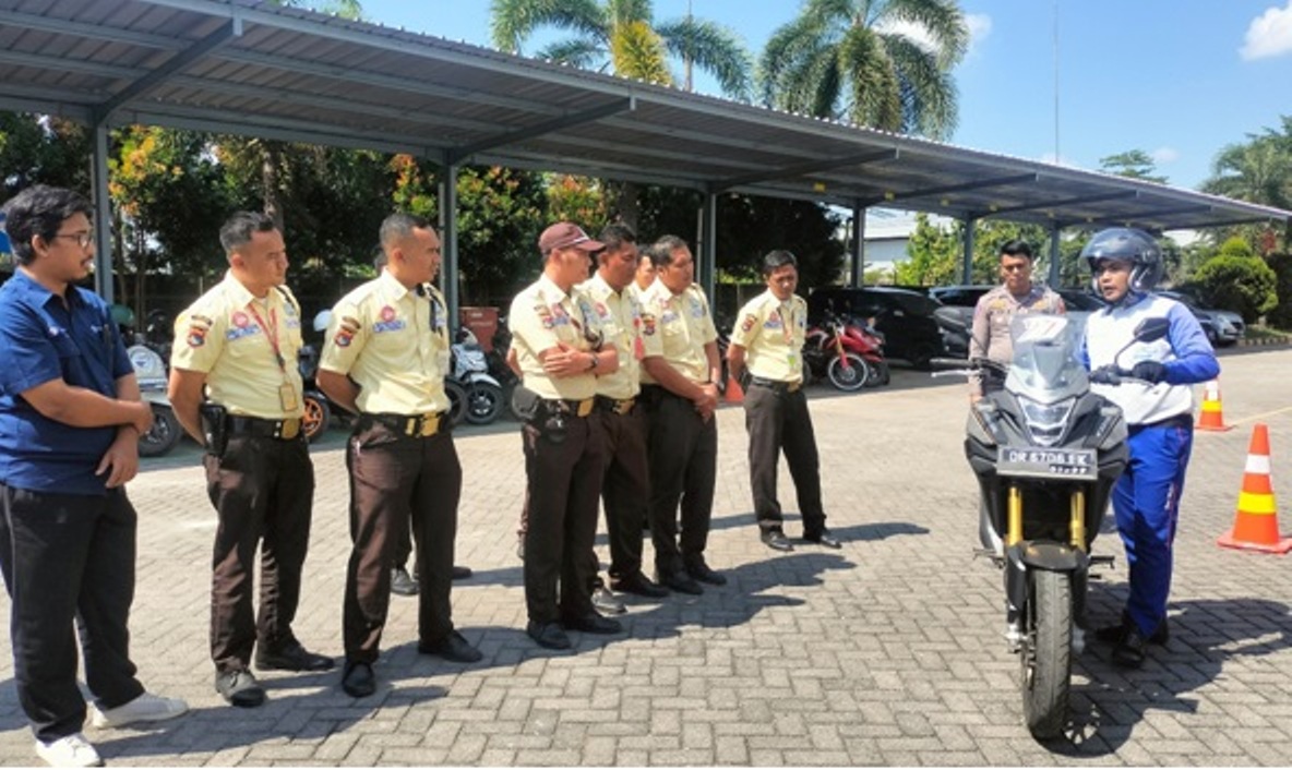 Instruktur keselamatan berlalu lintas dari Astra Honda NTB saat memaparkan pentingnya keselamatan selama berkendara.