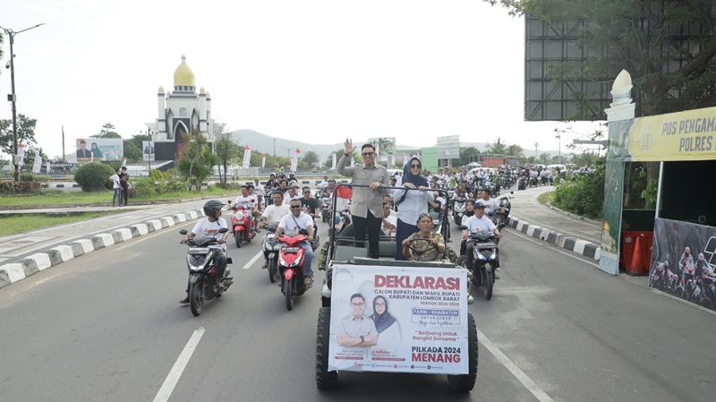 KOMPAK: Bakal Calon Bupati- Bakal Calon Wakil Bupati Lombok Barat Nauvar Furqony Farinduan-Hj Khairatun (Farin-Khairatun) diantar para relawan dan pendukung menuju lokasi deklarasi, Senin (20/5).