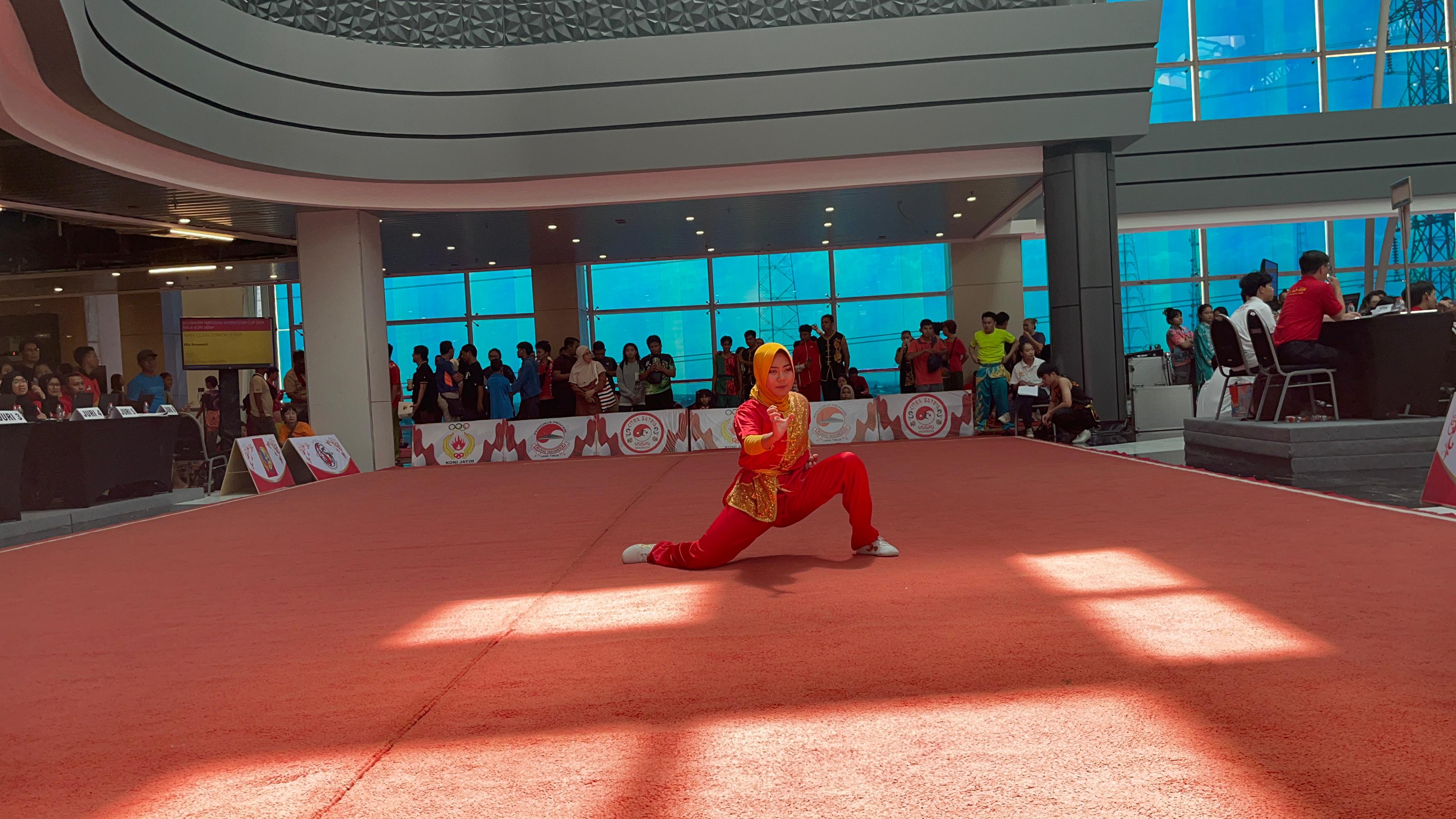 PRESTASI: Atlet Naga Selaparang saat Foto bersama seusai pembagian piagam Kejuaraan nasional Citra Satria Wushu Indonesia (CSWI) cup 2024 Piala KONI.(NAGA SELAPARANG UNTUK LOMBOK POST)