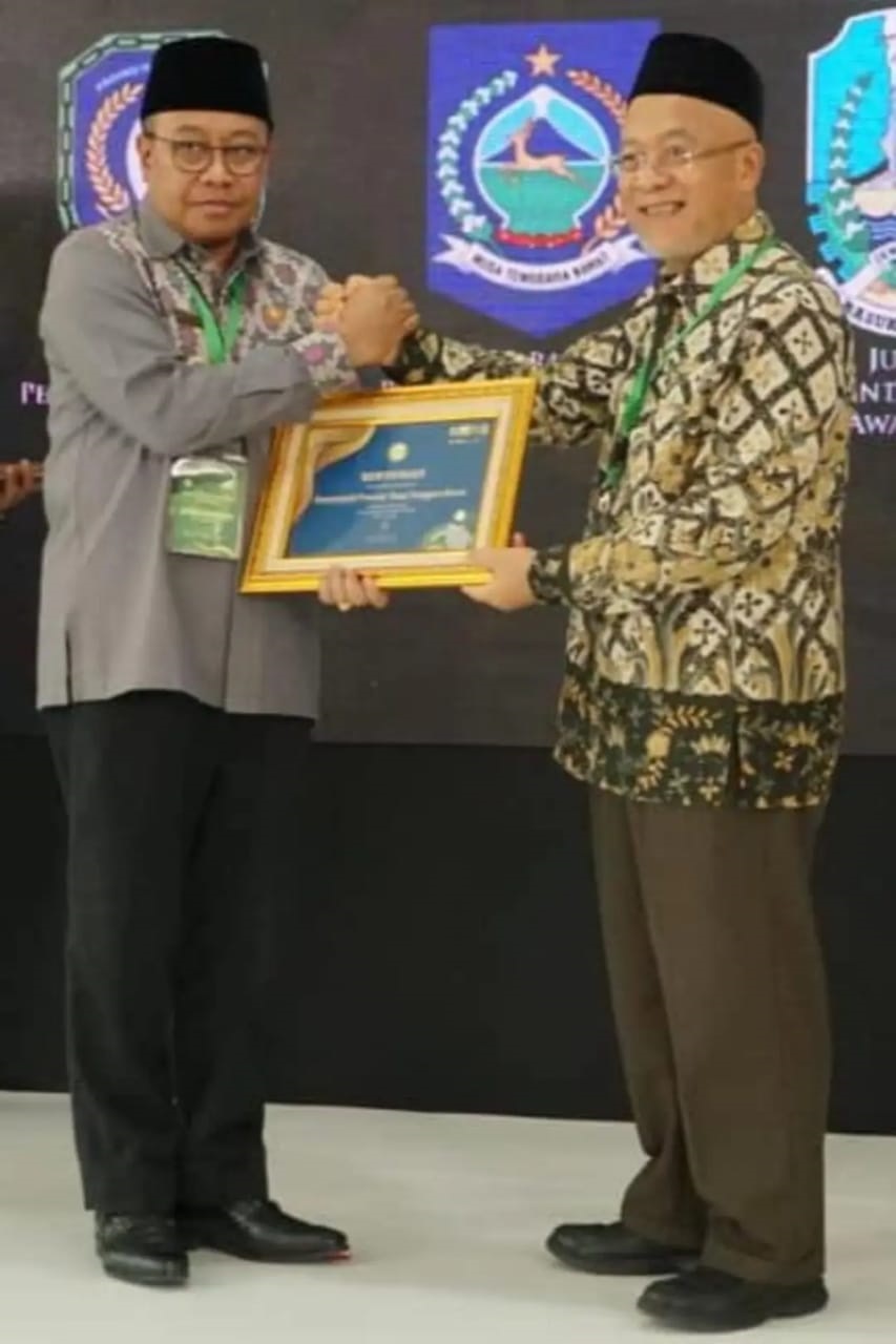Pj Gubernur NTB Lalu Gita Ariadi saat menerima Anugerah Adinata Syariah 2024 yang diserahkan Plt Direktur KNEKS Taufik Hidayat di Menara Syariah, Tanggerang Banten.