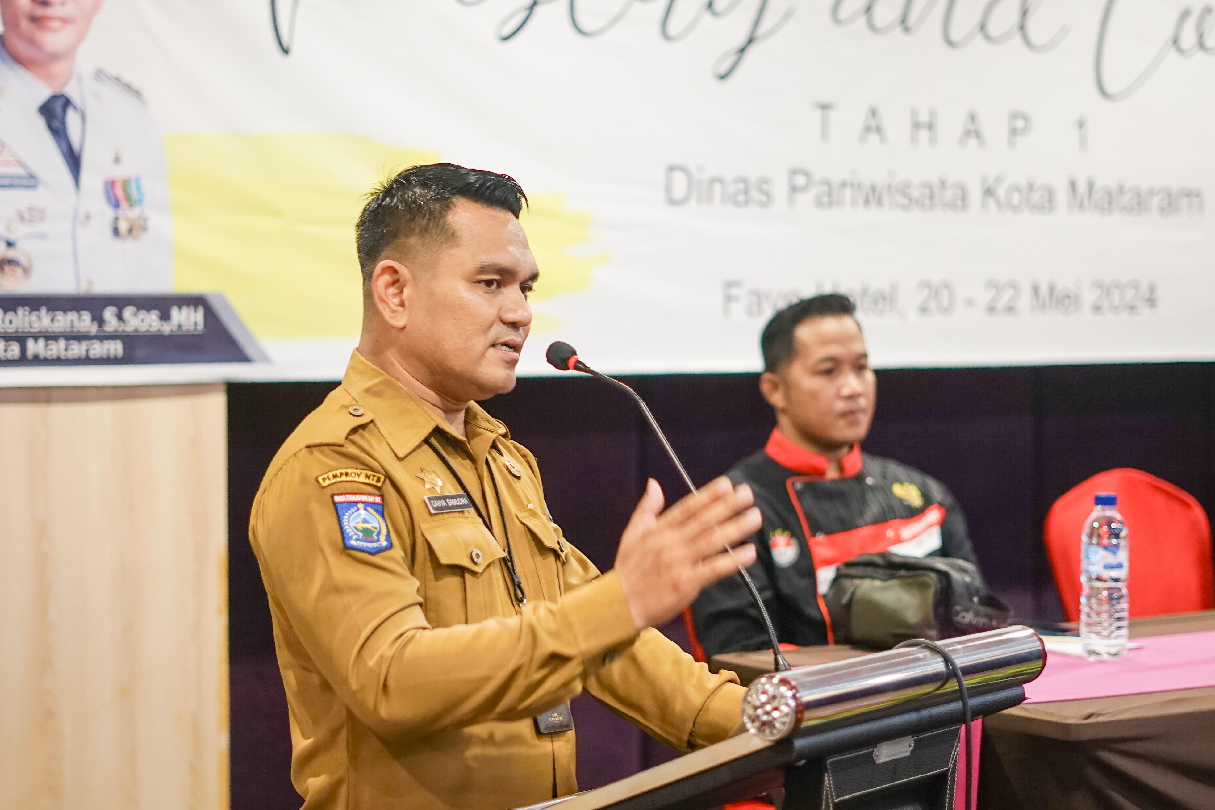BERIKAN ARAHAN: Kadispar Kota Mataram memberikan arahan kepada para peserta pelatihan ekonomi kreatif yang diperuntukkan warga miskin, kemarin (21/5).(HARLI/LOMBOK POST)