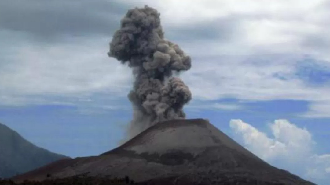 BERSTATUS WASPADA: Gunung Sangeang Api Kabupaten Bima kini berstatus waspada.