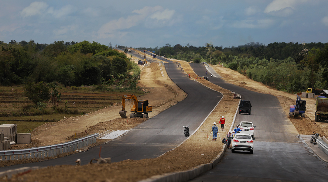 PROYEK INFRASTRUKTUR: Proyek jalan menjadi salah satu paket pengerjaan infrastruktur lingkup Pemprov NTB yang diarahkan untuk mengaplikasikan keterbukaan data.(IVAN/LOMBOK POST)