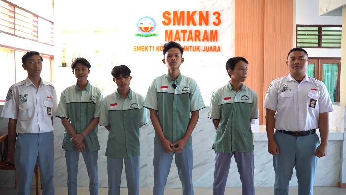 Gusti Lanang (tengah) bersama siswa SMKN 3 Mataram yang terlibat dalam pelatihan konversi motor listrik.